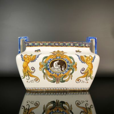 un vase avec l'image d'un homme et d'une femme dessus
