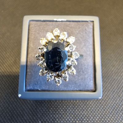 une bague sertie d'une pierre noire