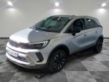 le SUV argenté est garé sur le sol en damier d'une pièce