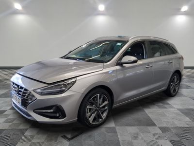une voiture argentée est garée sur le sol à carreaux d'un garage