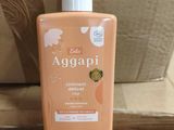 une photo d'un flacon de savon posé sur une boîte en carton