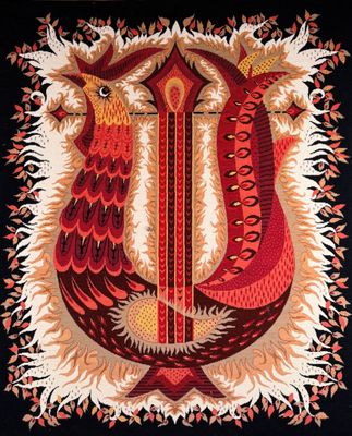 une tapisserie rouge et noire sur laquelle figurent deux oiseaux