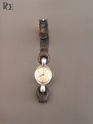 une montre-bracelet fixée au mur