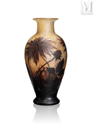 un vase sur lequel est représenté un palmier