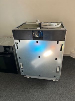une boîte métallique surmontée d'un voyant bleu
