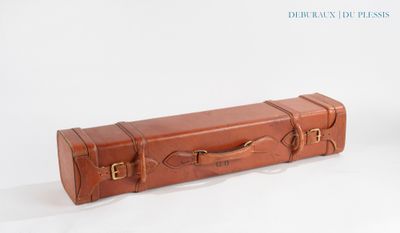 une valise en cuir marron posée sur une surface blanche, sur fond blanc