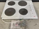 une plaque de cuisson blanche équipée de quatre feux