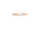 une bague en diamant blanc avec un anneau en or rose