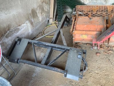 un panneau « Stop » rouge posé par terre à côté d'un tas de briques