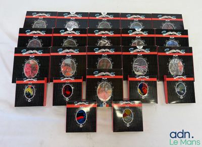 un grand nombre de badges posés sur une table