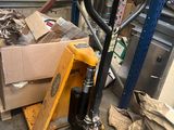 une pile de cartons posée par terre à côté d'une fourchette