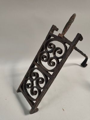 paire de grilles de cheminée anciennes en fonte, ornées d'un motif en volutes