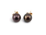 une paire de boucles d'oreilles en perles noires sur fond blanc