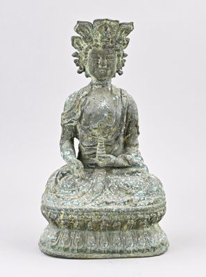statue d'un Bouddha assis sur un socle, sur fond blanc