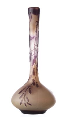 un vase avec un motif floral sur fond blanc