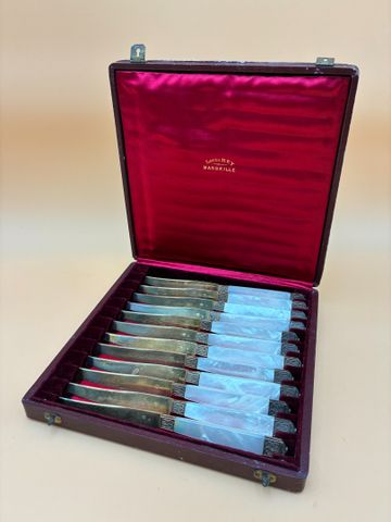 Douze couteaux à dessert en coffret « Louis REY à Marseille », ma