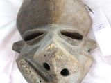 un masque posé sur un drap blanc