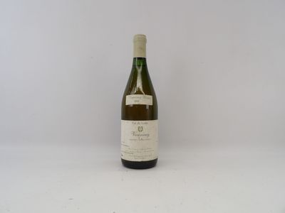 une bouteille de vin posée sur une table