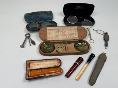 un grand nombre d'objets posés sur une table