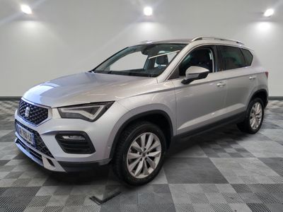 un SUV argenté garé dans une pièce au sol en damier