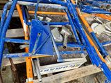 un tas de matériel de chantier posé à même le sol