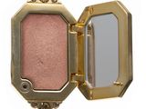 une image représentant une serrure dorée avec un miroir à l'intérieur