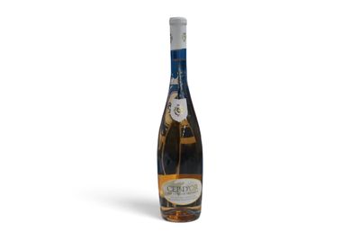 une bouteille de vin posée sur une surface blanche