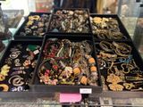 de nombreux types de bijoux exposés dans une vitrine