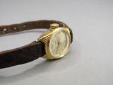 une image représentant une montre-bracelet avec un bracelet marron