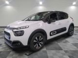 la citrole blanche est garee sur un carrelage en damier