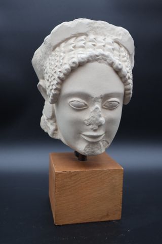 Tête de femme en plâtre, reproduction. H 31 cm