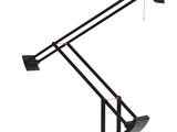 une lampe de bureau noire sur fond blanc, avec un cordon