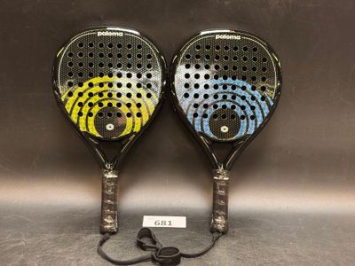 deux raquettes de tennis aux motifs différents, posées sur une surface grise
