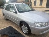 une photo d'une voiture argentée garée sur le bord de la route