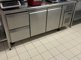 une cuisine équipée de nombreux appareils électroménagers et offrant beaucoup d'espace de plan de travail