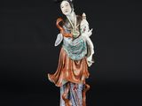 une figurine chinoise représentant une femme tenant un chat