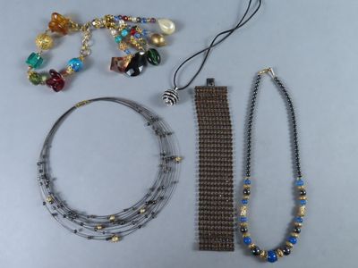 de nombreux colliers et bracelets différents disposés sur une table
