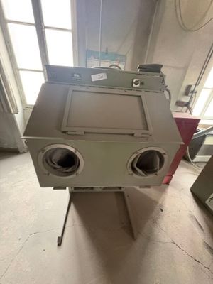 une machine posée sur une table dans une pièce