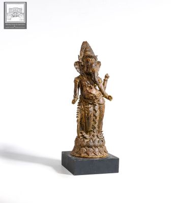 Sculpture en terre cuite représentant un Ganesh à 3 bras, su…