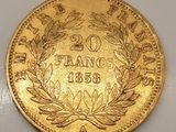 une pièce d'or surmontée d'une couronne