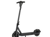 une image d'un scooter noir sur fond blanc