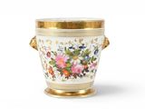 une image représentant un vase orné de fleurs