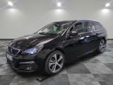 la voiture noire est garée sur un sol en damier dans le garage