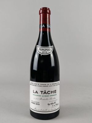 la bouteille de vin rouge est posée sur la table