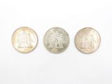 trois types de pièces différents sur une surface blanche