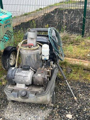 une machine posée par terre à côté d'une poubelle
