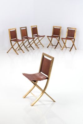 six chaises disposées en cercle au milieu d'une pièce
