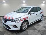 une voiture blanche avec des bandes rouges et blanches garée dans un garage