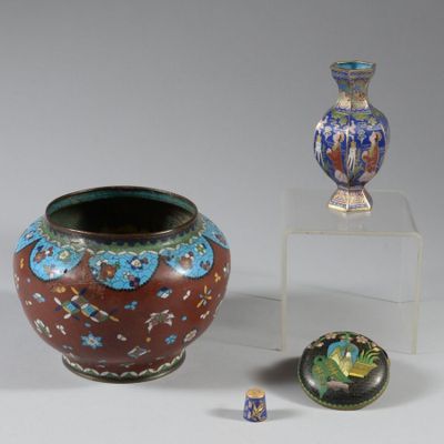 trois vases et un dé posés sur une table