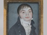 portrait d'un jeune garçon vêtu d'un manteau noir et d'une chemise blanche